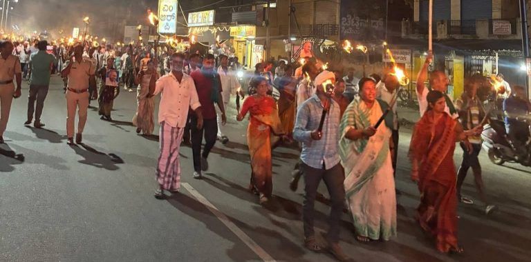 ಮದ್ದೂರು ನಗರಸಭೆಗೆ 4 ಗ್ರಾ.ಪಂಗಳ ವಿರೋಧ : ಪಂಜಿನ ಮೆರವಣಿಗೆ ನಡೆಸಿ ಪ್ರತಿಭಟನೆ