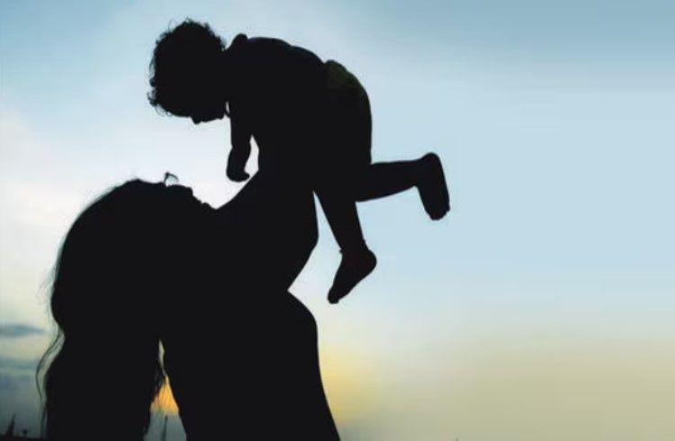 ಒಂಟಿ ತಾಯಿಯ ಮಗುವಿಗೆ ಶಾಲೆಯಲ್ಲಿ ಹೆಸರು, ಜಾತಿ ಹೊಂದುವ ಹಕ್ಕಿದೆ : ಹೈಕೋರ್ಟ್