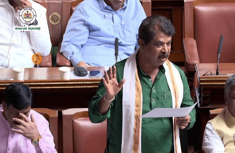 BREAKING : ಅಬಕಾರಿ ಇಲಾಖೆಯಲ್ಲಿ ಅಕ್ರಮ ಆರೋಪ : ದಾಖಲೆ ಸಮೇತ ಪೆನ್ ಡ್ರೈವ್ ಪ್ರದರ್ಶಿಸಿದ ಆರ್. ಅಶೋಕ್