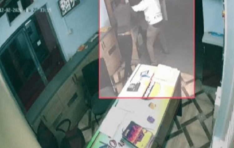 BREAKING : ಮೈಸೂರಲ್ಲಿ ಪೆಟ್ರೋಲ್ ಬಂಕ್ ಸಿಬ್ಬಂದಿ ಮೇಲೆ ಐವರಿಂದ ಡ್ಯಾಗರ್ ನಿಂದ ಹಲ್ಲೆ : ಹಣ ದೋಚಿ ಪರಾರಿ!