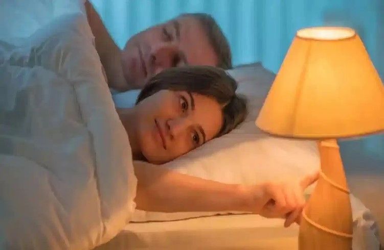 ರಾತ್ರಿಯಲ್ಲಿ ಲೈಟ್ ಹಾಕಿಕೊಂಡು ಮಲಗುತ್ತೀರಾ.? ಬೆಳಕು ಇದ್ದಾಗ ನಿಮ್ಮ ದೇಹಕ್ಕೆ ಏನಾಗುತ್ತೆ ನಿಮ್ಗೆ ತಿಳಿದಿದ್ಯಾ?