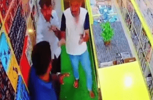 ಚಿತ್ರದುರ್ಗದಲ್ಲಿ ಟೆಂಪರ್ ಗ್ಲಾಸ್ ಗಾಗಿ ಗಲಾಟೆ : ಅನ್ಯಕೋಮಿನ ಯುವಕನಿಂದ ಅಂಗಡಿ ಮಾಲೀಕನಿಗೆ ಚಾಕು ಇರಿತ!