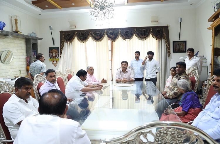 ಶಾಸಕ ಭೈರತಿ ಬಸವರಾಜ್ ಮನೆಗೆ ವಿಜಯೇಂದ್ರ ಭೇಟಿ, ಕುಟುಂಬಸ್ಥರಿಗೆ ಧೈರ್ಯ ತುಂಬಿದ ಬಿಜೆಪಿ ರಾಜ್ಯಾಧ್ಯಕ್ಷ