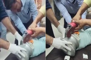 SHOCKING : ತಲೆಯಲ್ಲಿ ಪಾತ್ರೆ ಸಿಲುಕಿಸಿಕೊಂಡು ಒತ್ತಾಡಿದ ಮಗು : ಆಘಾತಕಾರಿ ವಿಡಿಯೋ ವೈರಲ್ | WATCH VIDEO