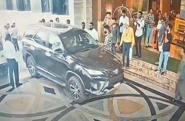 ನಟಿ ರಚಿತಾ ರಾಮ್ ಕಾರು ಚಾಲಕನಿಂದ ಅಧಿಕಾರಿ ಮೇಲೆ ಹಲ್ಲೆ