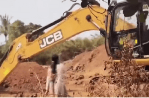 ಬೆಳಗಾವಿಯಲ್ಲಿ ಅಕ್ರಮ ಗಣಿಗಾರಿಕೆ ವಿರುದ್ಧ ಸಿಡಿದೆದ್ದ ಮಹಿಳಾ ಅಧಿಕಾರಿ : ಜೆಸಿಬಿ ಗ್ಲಾಸ್ ಗೆ ಕಲ್ಲು ಹೊಡೆದು ಆಕ್ರೋಶ