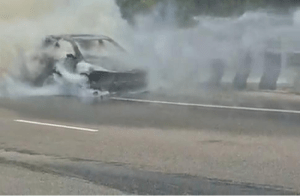 BREAKING : ಬೆಂಗಳೂರಲ್ಲಿ ಚಲಿಸುತ್ತಿದ್ದ ಕಾರಿನಲ್ಲಿ ಏಕಾಏಕಿ ಕಾಣಿಸಿಕೊಂಡ ಬೆಂಕಿ : ಪ್ರಯಾಣಿಕರು ಪಾರು!