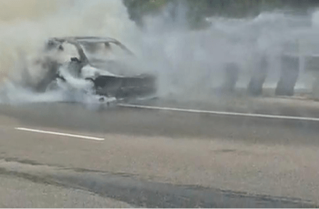 BREAKING : ಬೆಂಗಳೂರಲ್ಲಿ ಚಲಿಸುತ್ತಿದ್ದ ಕಾರಿನಲ್ಲಿ ಏಕಾಏಕಿ ಕಾಣಿಸಿಕೊಂಡ ಬೆಂಕಿ : ಪ್ರಯಾಣಿಕರು ಪಾರು!