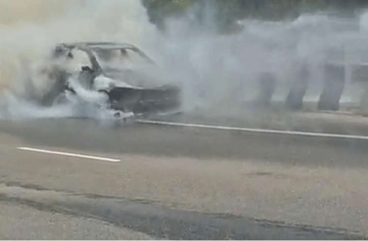 BREAKING : ಬೆಂಗಳೂರಲ್ಲಿ ಚಲಿಸುತ್ತಿದ್ದ ಕಾರಿನಲ್ಲಿ ಏಕಾಏಕಿ ಕಾಣಿಸಿಕೊಂಡ ಬೆಂಕಿ : ಪ್ರಯಾಣಿಕರು ಪಾರು!