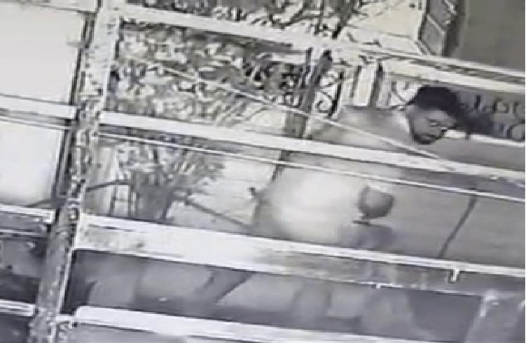 SHOCKING : ಮಹಿಳೆಯರೇ ಹುಷಾರ್ : ಮನೆಯ ಗೋಡೆ ಹಾರಿ ಮಹಿಳೆಯರ ಒಳ ಉಡುಪು ಕದ್ದ ವಿಕೃತ ಕಾಮಿ!