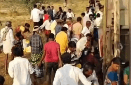 ತಿರುಪತಿಗೆ ತೆರಳುತ್ತಿದ್ದ ತುಪ್ಪದ ಟ್ಯಾಂಕರ್ ಪಲ್ಟಿ : ಕೊಡ, ಕ್ಯಾನ್ ಗಳಲ್ಲಿ ತುಂಬಿಸಿಕೊಳ್ಳಲು ಮುಗಿಬಿದ್ದ ಜನ!