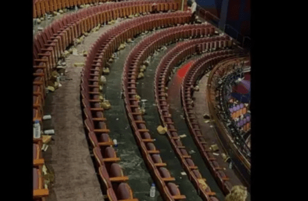 ಆಸ್ಕರ್ ವೇದಿಕೆಯಲ್ಲಿ ಕಸದ ರಾಶಿ: ಸೆಲೆಬ್ರಿಟಿಗಳ ವರ್ತನೆಗೆ ಆಕ್ರೋಶ; ‘ಹಣದಿಂದ ಸಂಸ್ಕಾರ ಕೊಳ್ಳಲು ಸಾಧ್ಯವಿಲ್ಲ’ ಎಂದ ನೆಟ್ಟಿಗರು