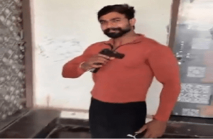 SHOCKING : ಎದೆಗೆ ರಿವಾಲ್ವರ್ ಇಟ್ಟು ರೀಲ್ಸ್ ಮಾಡಿದಾಗ ಮಿಸ್ಫೈರ್ : ಗೆಳೆಯನ ಮುಂದೆನೆ ಹೋಯ್ತು ಜೀವ | Watch Video