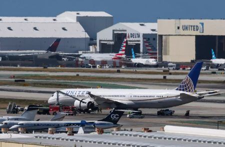 BREAKING : 256 ಪ್ರಯಾಣಿಕರಿದ್ದ ಯುನೈಟೆಟ್ ಏರ್ ಲೈನ್ಸ್ ವಿಮಾನದಲ್ಲಿ ಬೆಂಕಿ : ತುರ್ತು ಲ್ಯಾಂಡಿಂಗ್ !