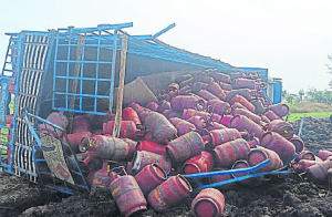 BIG NEWS : ಗದಗದಲ್ಲಿ ಚಾಲಕನ ನಿಯಂತ್ರಣ ತಪ್ಪಿ, ಸಿಲಿಂಡರ್ ಸಾಗಿಸುತ್ತಿದ್ದ ಲಾರಿ ಪಲ್ಟಿ : ಸ್ಥಳದಲ್ಲಿ ಆತಂಕ ಸೃಷ್ಟಿ!