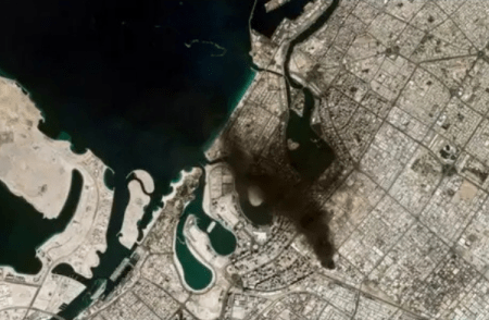 ದುಬೈ ಮೇಲೆ ಇರಾನ್ ಕ್ಷಿಪಣಿ ಮಳೆ: ಸ್ಯಾಟಲೈಟ್ ಚಿತ್ರಗಳಲ್ಲಿ ಸೆರೆಯಾಯ್ತು ಕಪ್ಪು ಹೊಗೆಯ ಭೀಕರ ದೃಶ್ಯ!