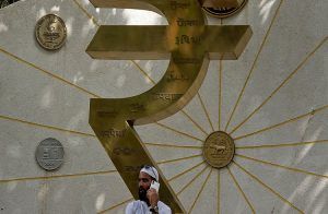 ರೂಪಾಯಿ ಮೌಲ್ಯ ಪಾತಾಳಕ್ಕೆ: ಇತಿಹಾಸದಲ್ಲೇ ಮೊದಲ ಬಾರಿಗೆ ಡಾಲರ್ ಎದುರು 94 ಗಡಿ ದಾಟಿದ ಭಾರತೀಯ ಕರೆನ್ಸಿ!