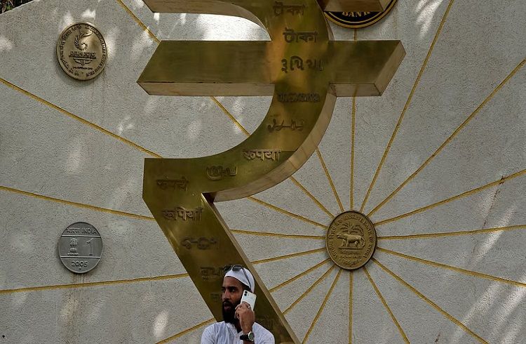 ರೂಪಾಯಿ ಮೌಲ್ಯ ಪಾತಾಳಕ್ಕೆ: ಇತಿಹಾಸದಲ್ಲೇ ಮೊದಲ ಬಾರಿಗೆ ಡಾಲರ್ ಎದುರು 94 ಗಡಿ ದಾಟಿದ ಭಾರತೀಯ ಕರೆನ್ಸಿ!