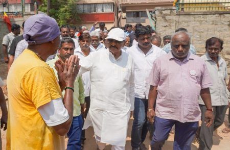 ಬೆಂಗಳೂರಿನ ಜೀವನಹಳ್ಳಿಯಲ್ಲಿ ಸಚಿವ ಕೆ.ಜೆ.ಜಾರ್ಜ್ ಪಾದಯಾತ್ರೆ: ಕುಡಿಯುವ ನೀರು, ವಸತಿ ಯೋಜನೆಗಳ ಪರಿಶೀಲನೆ