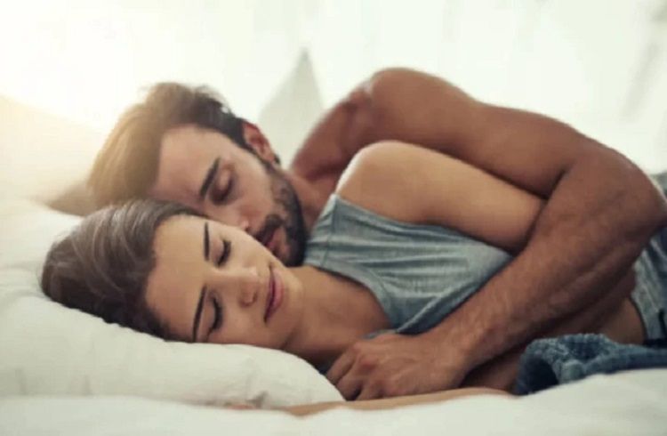 Vastu Tips : ಪತ್ನಿಯ ಪಕ್ಕದಲ್ಲಿ ಪತಿ ಯಾವ ಕಡೆ ಮಲಗಬೇಕು? ನಿಮ್ಮ ಅದೃಷ್ಟ ಬದಲಾಗಲು ಈ ನಿಯಮ ಪಾಲಿಸಿ!