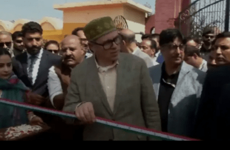 Watch video: ತ್ರಿವರ್ಣ ರಿಬ್ಬನ್ ಕತ್ತರಿಸಲು ನಿರಾಕರಿಸಿದ ಜಮ್ಮು ಕಾಶ್ಮೀರ ಸಿಎಂ ಓಮರ್ ಅಬ್ದುಲ್ಲಾ!