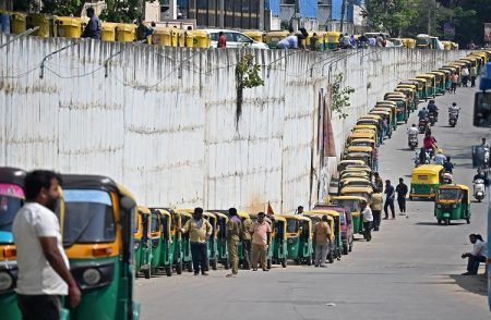 ಬೆಂಗಳೂರಿನಲ್ಲಿ LPG ಅಭಾವ: ‘ಗ್ಯಾಸ್’ಗಾಗಿ ಕೆಂಗೇರಿಯಲ್ಲಿ ಕಿಲೋಮೀಟರ್ಗಟ್ಟಲೆ ಸಾಲು ನಿಂತ ‘ಆಟೋ’ಗಳು!