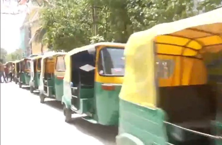 Watch Video: ಬೆಂಗಳೂರಲ್ಲಿ LPG ಗ್ಯಾಸಿಗಾಗಿ ‘ಬಂಕ್’ ಬಳಿಯಲ್ಲಿ ಕಿಲೋಮೀಟರ್ ಉದ್ದ ಸಾಲುಗಟ್ಟಿ ನಿಂತ ಆಟೋಗಳು