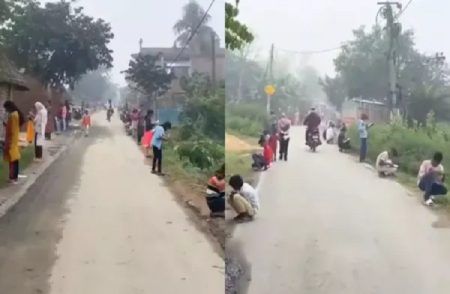 SHOCKING : ರಸ್ತೆ ಬದಿಯಲ್ಲಿ ಕುಳಿತು ಪರೀಕ್ಷೆ ಬರೆದ ವಿದ್ಯಾರ್ಥಿಗಳು : ವಿಡಿಯೋ ವೈರಲ್ | WATCH VIDEO