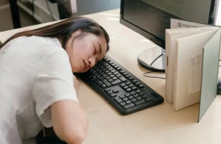 ಕಡಿಮೆ ಸಂಬಳ ನೀಡಿದಕ್ಕೆ ಕಚೇರಿಯಲ್ಲಿ 5 ಗಂಟೆ ನಿದ್ರೆ ಮಾಡಿದ ಮಹಿಳೆ.!