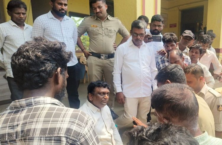 ಸಾಗರದಲ್ಲಿ ಸಿಪಿಐ ಪುಲ್ಲಯ್ಯ ರಾಥೋಡ್ ಕರ್ತವ್ಯಲೋಪ ಖಂಡಿಸಿ ಠಾಣೆ ಎದುರು ಮಲ್ಲಿಕಾರ್ಜುನ ಹಕ್ರೆ ದಿಢೀರ್ ಪ್ರತಿಭಟನೆ, ಆಕ್ರೋಶ