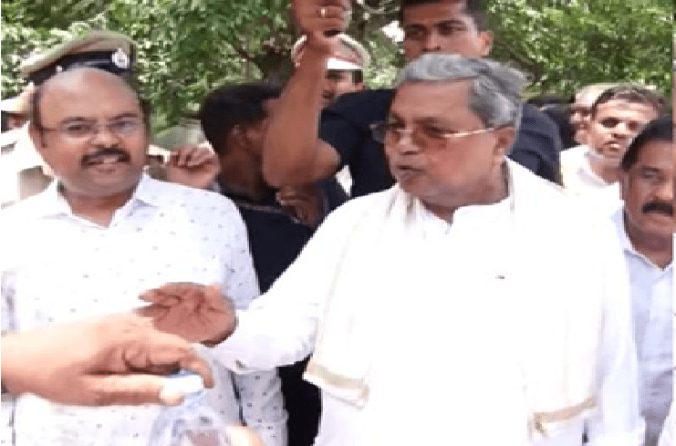 ‘ಇವನ್ಯಾವನೋ ಬಿಸಿಲಲ್ಲಿ ಎಳೆನೀರು ತರಬೇಕಲ್ವಾ?’ : ನೀರು ಕೊಟ್ಟ ಅಧಿಕಾರಿ ವಿರುದ್ಧ ಸಿಎಂ ಸಿದ್ದರಾಮಯ್ಯ ಗರಂ!