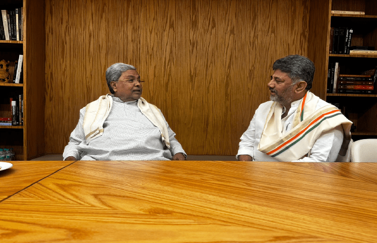 BIG NEWS : ಸಭೆಗೂ ಮುನ್ನ, ದೆಹಲಿ ಕಾಂಗ್ರೆಸ್ ಕಚೇರಿಯಲ್ಲಿ ಸಿಎಂ ಸಿದ್ದರಾಮಯ್ಯ, ಡಿಸಿಎಂ ಡಿಕೆ ಶಿವಕುಮಾರ್ ಮುಖಾಮುಖಿ!