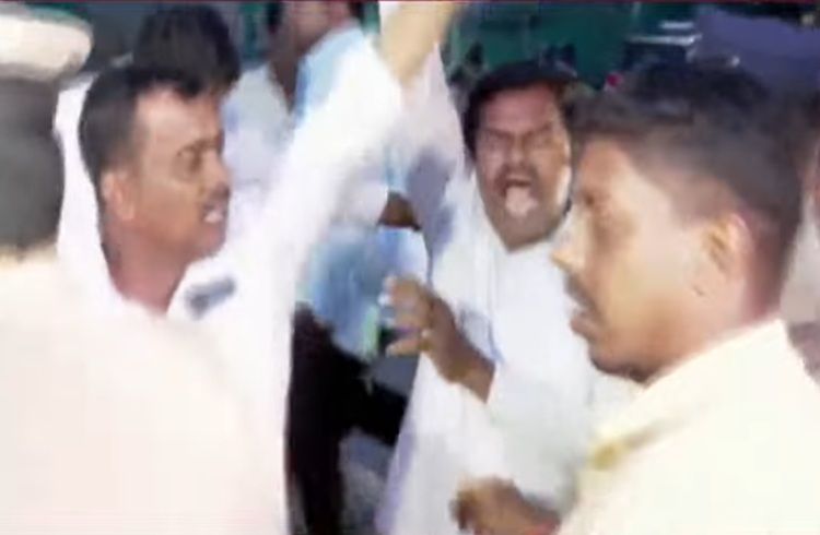 BREAKING: ಸಿದ್ಧರಾಮಯ್ಯ ನಿವಾಸದ ಮುಂದೆ ಅಭಿಮಾನಿಗಳ ಜಮಾವಣೆ, ಸಿಎಂ ಆಗಿ ಮುಂದುವರೆಸುವಂತೆ ಒತ್ತಾಯ