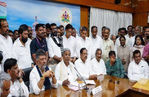 BIG NEWS : ಡಿಕೆಶಿ ಹೊಸ ಸಂಪುಟದಲ್ಲಿ ಹಳಬರಿಗೆ ಕೊಕ್, ಹೊಸಬರಿಗೆ ಚಾನ್ಸ್? ಸಿದ್ದರಾಮಯ್ಯ ಪುತ್ರನಿಗೆ ಡಿಸಿಎಂ ಪಟ್ಟ?
