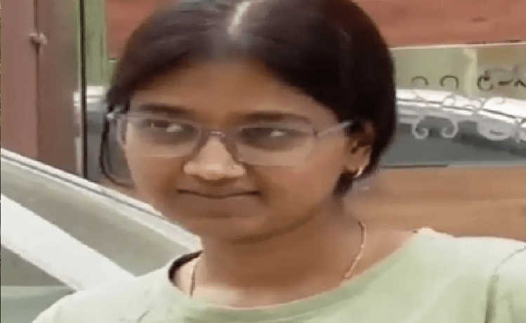 BREAKING : ಬೆಂಗಳೂರಿನಲ್ಲಿ ಯುವತಿ ಮೇಲೆ 15ಕ್ಕೂ ಹೆಚ್ಚು ಬೀದಿ ನಾಯಿಗಳ ದಾಳಿ : ಆಸ್ಪತ್ರೆಗೆ ದಾಖಲು!
