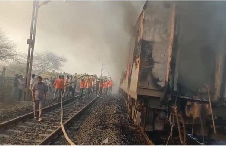 BREAKING : ಬೆಳ್ಳಂಬೆಳಗ್ಗೆ ತಿರುವನಂತಪುರಂ-ಹಜರತ್ ನಿಜಾಮುದ್ದೀನ್ ಎಕ್ಸ್ ಪ್ರೆಸ್ ರೈಲಿನಲ್ಲಿ ಅಗ್ನಿ ಅವಘಡ : ಪ್ರಯಾಣಿಕರೆಲ್ಲರೂ ಸುರಕ್ಷಿತ | Hazrat Nizamuddin Rajdhani Express