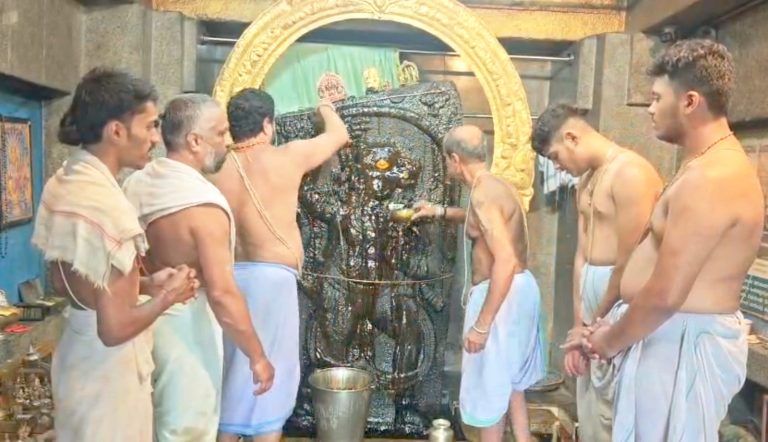 ಅಧಿಕ ಮಾಸದ ಹಿನ್ನೆಲೆ; ಮದ್ದೂರಿನ ಹೊಳೆ ಆಂಜನೇಯ ಸ್ವಾಮಿಗೆ 1008 ಕೆ.ಜಿ. ಜೇನುತುಪ್ಪದ ಮಹಾ ಅಭಿಷೇಕ!