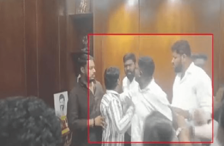 BREAKING : ಬೆಂಗಳೂರಿನ ಕೆಪಿಸಿಸಿ ಕಚೇರಿಯಲ್ಲಿ ಯೂಥ್ ಕಾಂಗ್ರೆಸ್ ಕಾರ್ಯಕರ್ತರ ಮಧ್ಯ ಹೊಡೆದಾಟ!