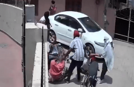 SHOCKING : ಹಾಡಹಗಲೇ ಅಜ್ಜ-ಅಜ್ಜಿಯ ಮುಂದೆ ನಡೆಯಿತು ಮಗುವಿನ ಕಿಡ್ನಾಪ್ : ಬೆಚ್ಚಿ ಬೀಳಿಸೋ ವಿಡಿಯೋ ವೈರಲ್!