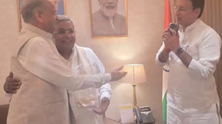 ಸಿಎಂ ಸ್ಥಾನಕ್ಕೆ ರಾಜೀನಾಮೆ ಬೆನ್ನಲ್ಲೇ ಜೈಪುರಕ್ಕೆ ದೌಡಾಯಿಸಿದ ಸಿದ್ದರಾಮಯ್ಯ: ಅಶೋಕ್ ಗೆಹ್ಲೋಟ್ ಭೇಟಿ!