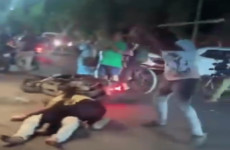 SHOCKING : ನಡು ರಸ್ತೆಯಲ್ಲೇ ಯುವಕನ ಮೇಲೆ ದೊಣ್ಣೆಗಳಿಂದ ಮಾರಣಾಂತಿಕ ಹಲ್ಲೆ | Video Viral