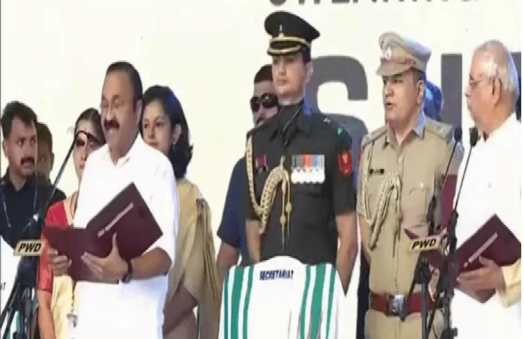 BREAKING : ಕೇರಳದ ನೂತನ ‘CM’ ಆಗಿ ವಿಡಿ ಸತೀಶನ್ ಪ್ರಮಾಣ ವಚನ ಸ್ವೀಕಾರ | VD Satheesan takes oath as Kerala’s new CM
