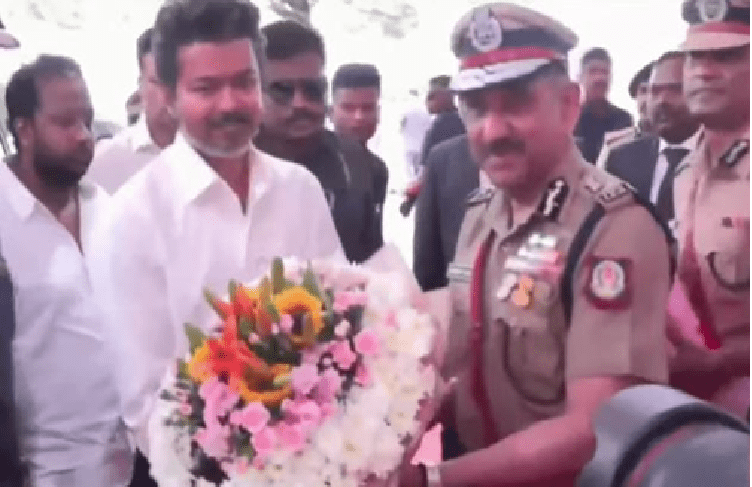BREAKING : ಚೈನ್ನೈನ ನೆಹರು ಸ್ಟೇಡಿಯಂ ತಲುಪಿದ ದಳಪತಿ ವಿಜಯ್ : ಕೆಲವೇ ಕ್ಷಣಗಳಲ್ಲಿ ನೂತನ ‘CM’ ಆಗಿ ಪ್ರಮಾಣವಚನ ಸ್ವೀಕಾರ!