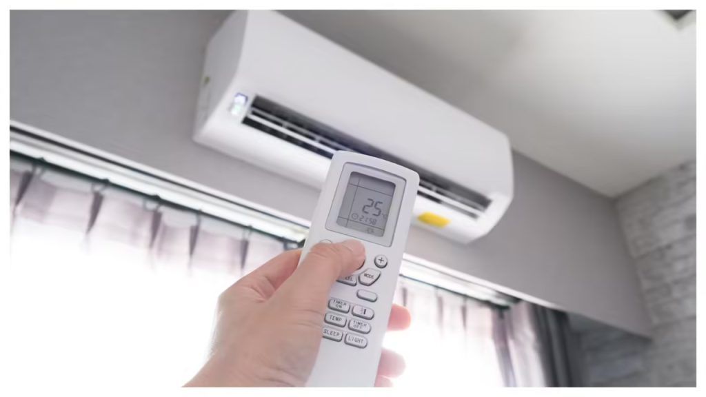 ಬಿಸಿಲಿನಿಂದ ಬಂದ ನಂತರ ಎಸಿ ಬಳಸುತ್ತಿರುವ ವ್ಯಕ್ತಿ - Person entering AC room after sunlight exposure