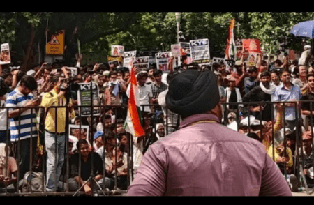 ದೆಹಲಿಯಲ್ಲಿ ವಿದ್ಯಾರ್ಥಿಗಳ ಭಾರಿ ಆಕ್ರೋಶ: ‘ಗೋ ಪ್ರಧಾನ್ ಗೋ’ ಘೋಷಣೆ, ತಟ್ಟೆ-ಚಮಚ ಬಡಿಯುತ್ತಾ ಕೇಂದ್ರ ಸಚಿವರ ರಾಜೀನಾಮೆಗೆ ಜಂತರ್ ಮಂತರ್ನಲ್ಲಿ ಬೃಹತ್ ಪ್ರತಿಭಟನೆ!