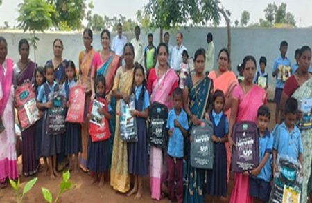 ಗೃಹಲಕ್ಷ್ಮಿ ಹಣದಿಂದ 40 ಸರ್ಕಾರಿ ಶಾಲಾ ಮಕ್ಕಳಿಗೆ ಸ್ಕೂಲ್ ಬ್ಯಾಗ್ ಕೊಡಿಸಿದ `SDMC’ ಸದಸ್ಯೆಯರು!