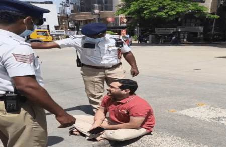 BREAKING : ಬೆಂಗಳೂರಲ್ಲಿ ರಾಜ್ಯಪಾಲರಿಗಾಗಿ ರಸ್ತೆ ಬಂದ್ ಮಾಡಿದ್ದಕ್ಕೆ, ರಸ್ತೆ ಮಧ್ಯ ಕುಳಿತು ವ್ಯಕ್ತಿಯಿಂದ ಧರಣಿ!