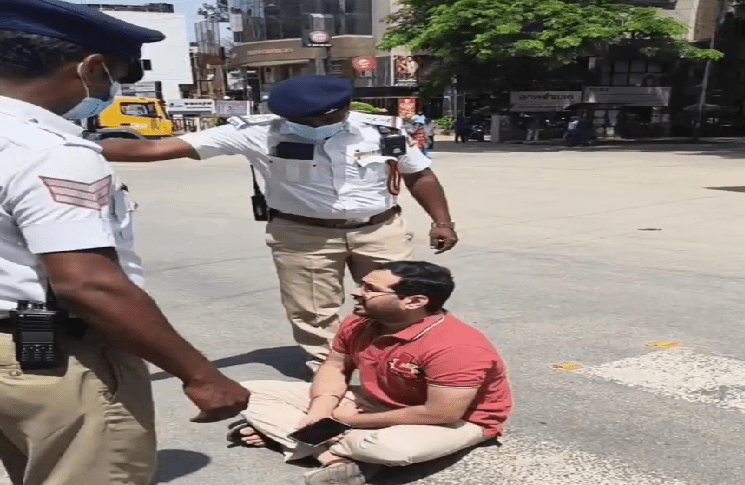 BREAKING : ಬೆಂಗಳೂರಲ್ಲಿ ರಾಜ್ಯಪಾಲರಿಗಾಗಿ ರಸ್ತೆ ಬಂದ್ ಮಾಡಿದ್ದಕ್ಕೆ, ರಸ್ತೆ ಮಧ್ಯ ಕುಳಿತು ವ್ಯಕ್ತಿಯಿಂದ ಧರಣಿ!
