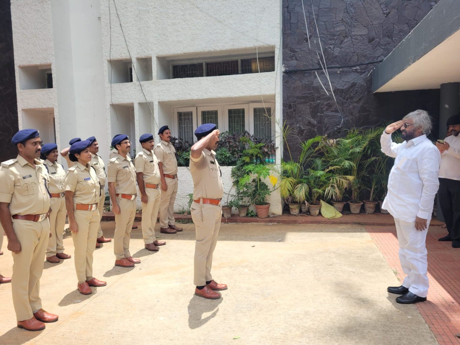 ಮಾಜಿ ಅರಣ್ಯ ಸಚಿವ ಈಶ್ವರ್ ಖಂಡ್ರೆಗೆ ಕೃತಜ್ಞತೆ ಸಲ್ಲಿಸಿದ ವಿವಿಧ ವಿಭಾಗದ ಅರಣ್ಯ ಸಿಬ್ಬಂದಿ