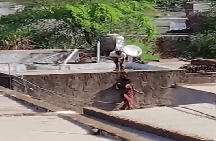 SHOCKING : ಒಂಟಿ ಬಾಲಕಿಯ ಮೇಲೆ ಕೊಡಲಿಯಿಂದ ಹಲ್ಲೆ ನಡೆಸಿ, ಮೇಲ್ಛಾವಣಿಯಿಂದ ತಳ್ಳಿದ ದುಷ್ಕರ್ಮಿ | Watch Video